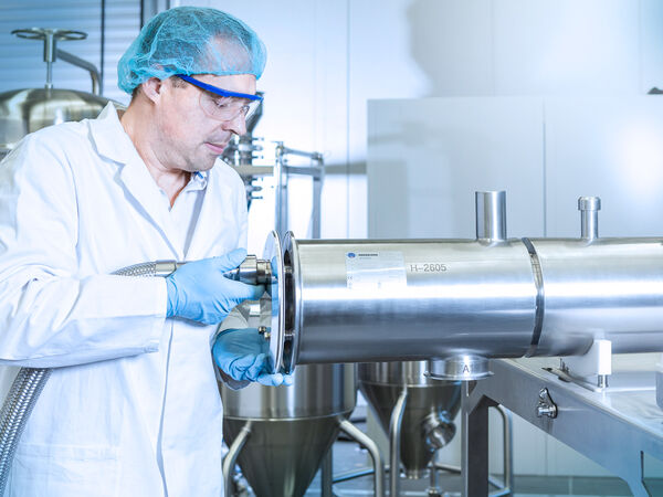 Un trabajador realiza una prueba de aceptación en una máquina.
