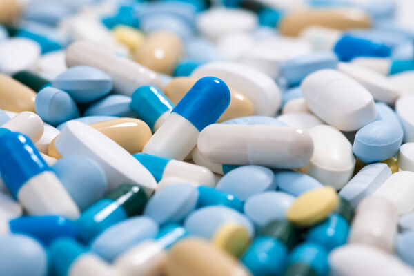 Comprimidos y cápsulas de colores, principalmente azul y blanco