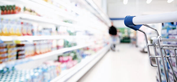 Estante de supermercado con alimentos envasados en film